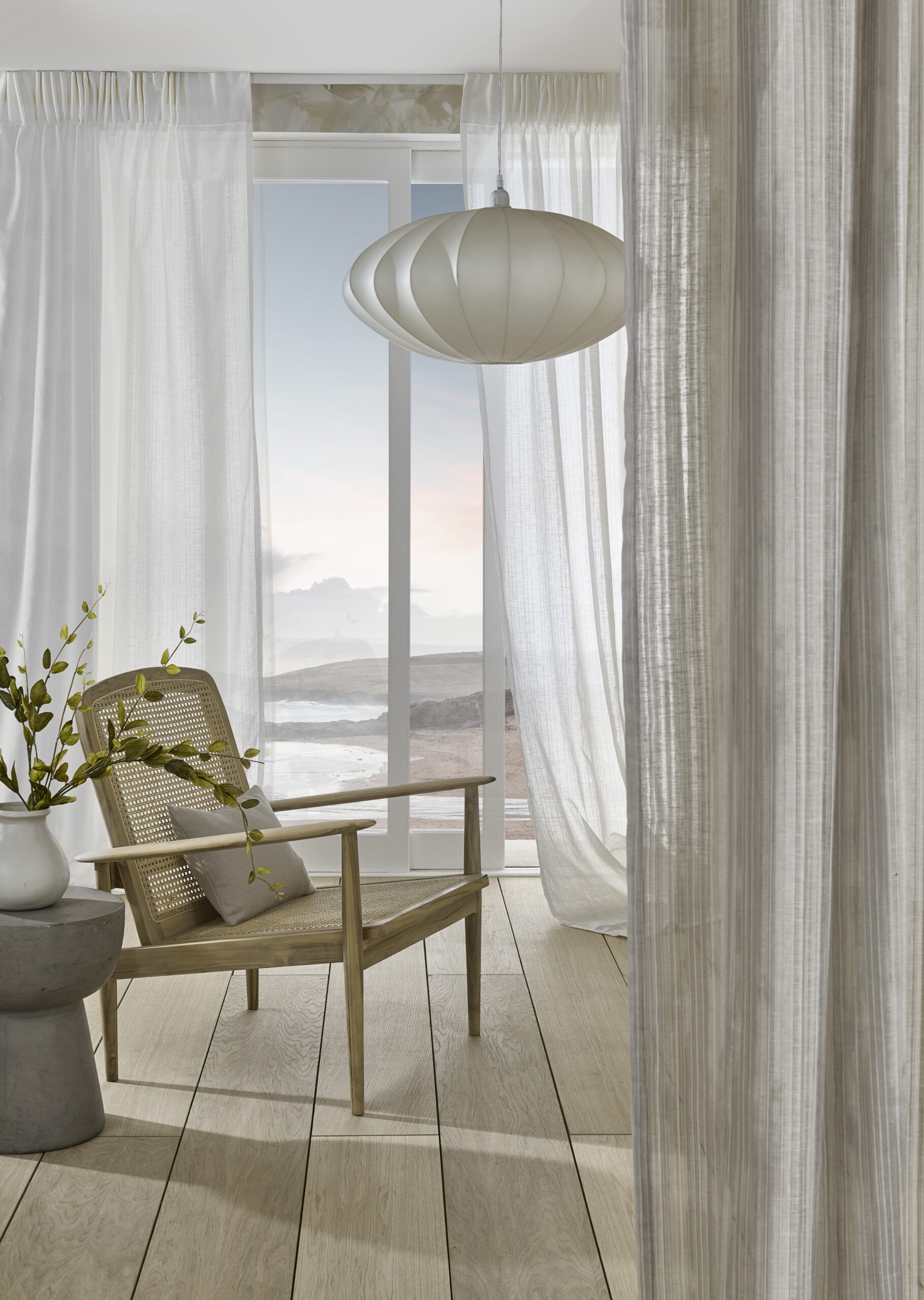 Lyse tekstiler i en lys stue